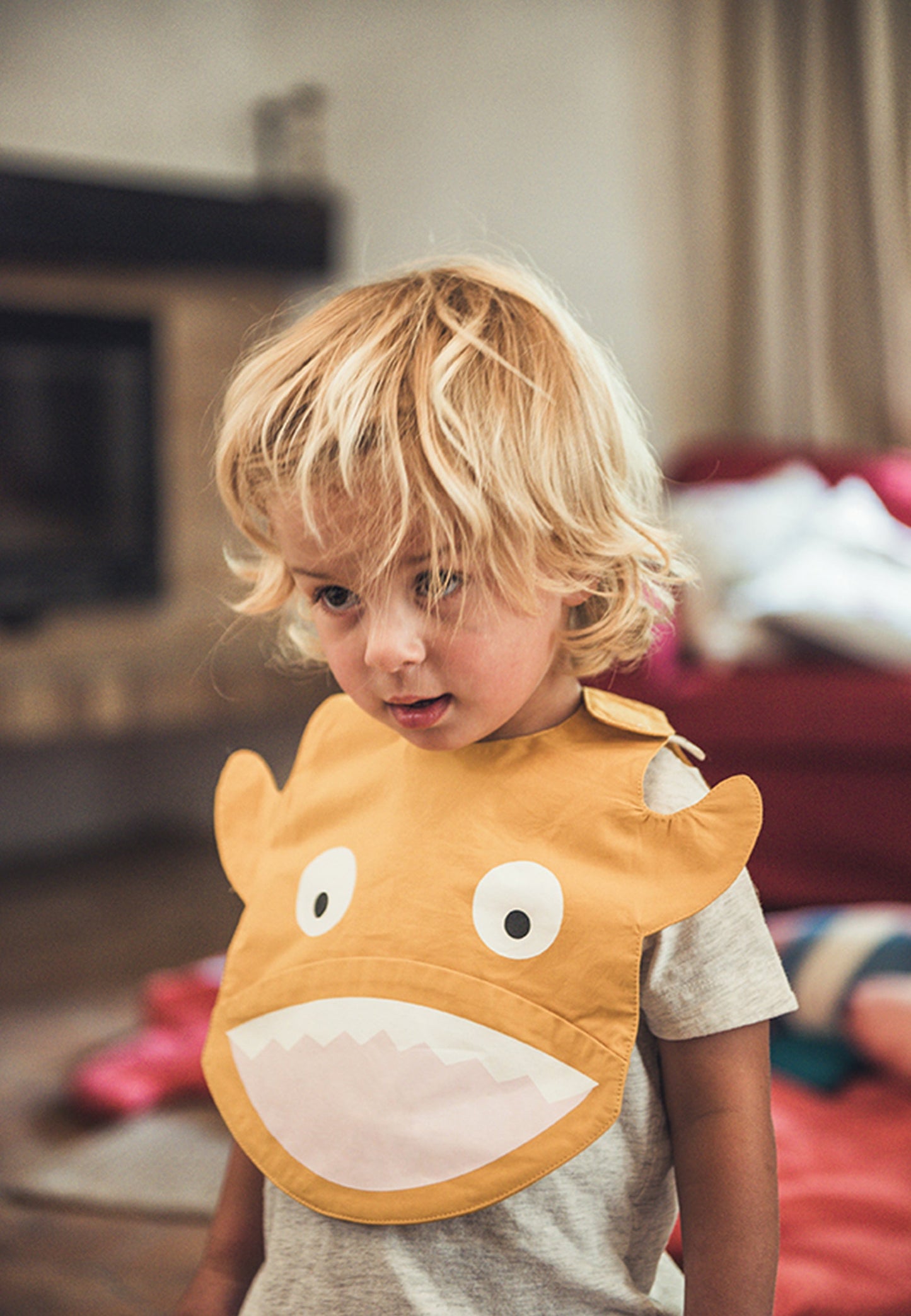 Babero impermeable Tiburón amarillo