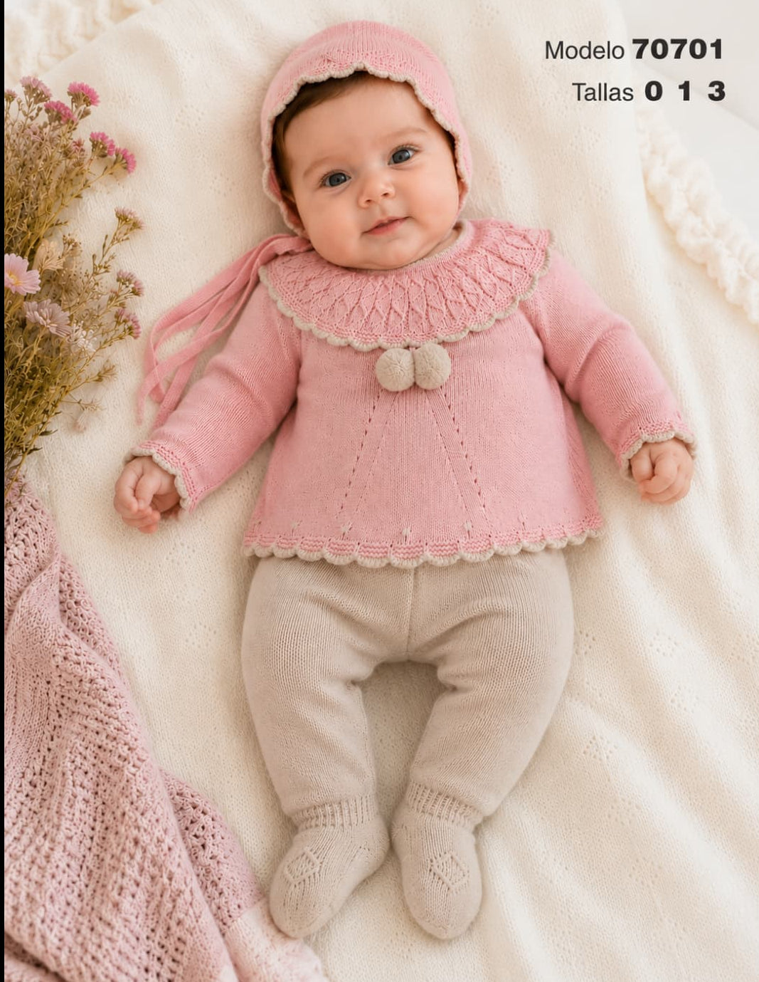 Conjunto de primera puesta de tres piezas en punto de lana con jersey rosa empolvado, polaina y capota Referencia 621170701