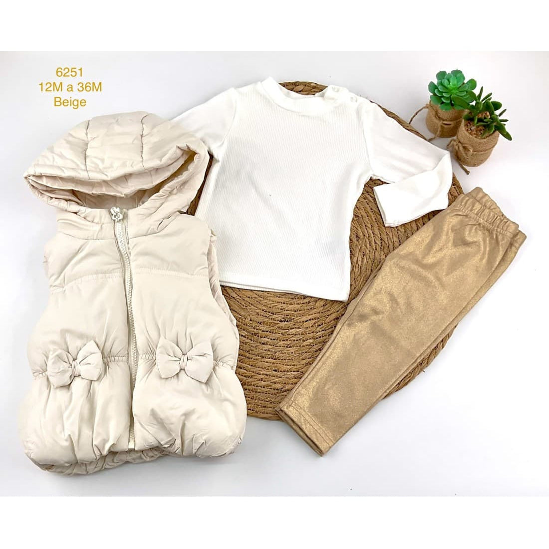 Conjunto pantalón para bebé niña con chaleco de lacitos 522106251 beige