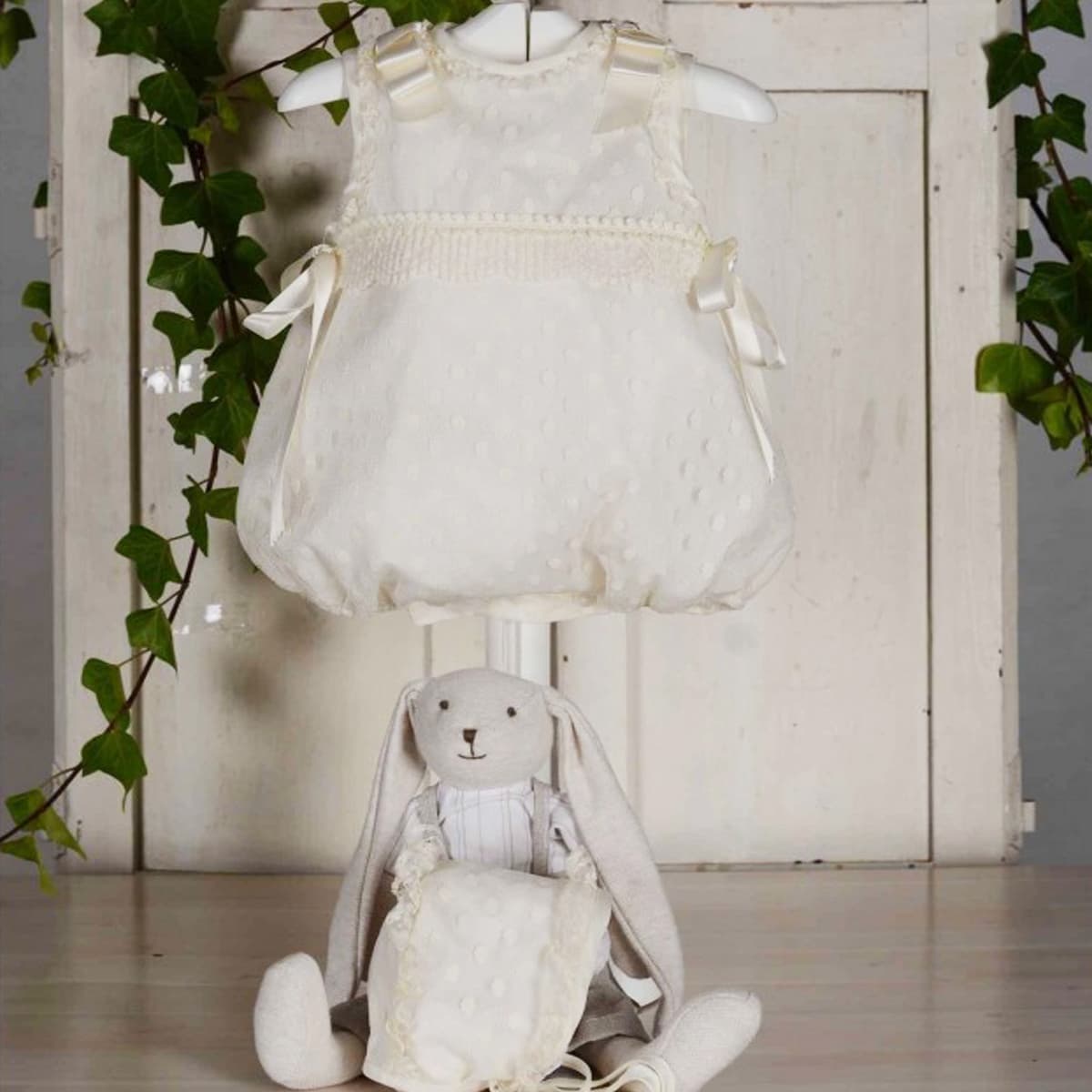 Macacão de batizado em tule com acabamento em renda – tom cru Lilus 23506