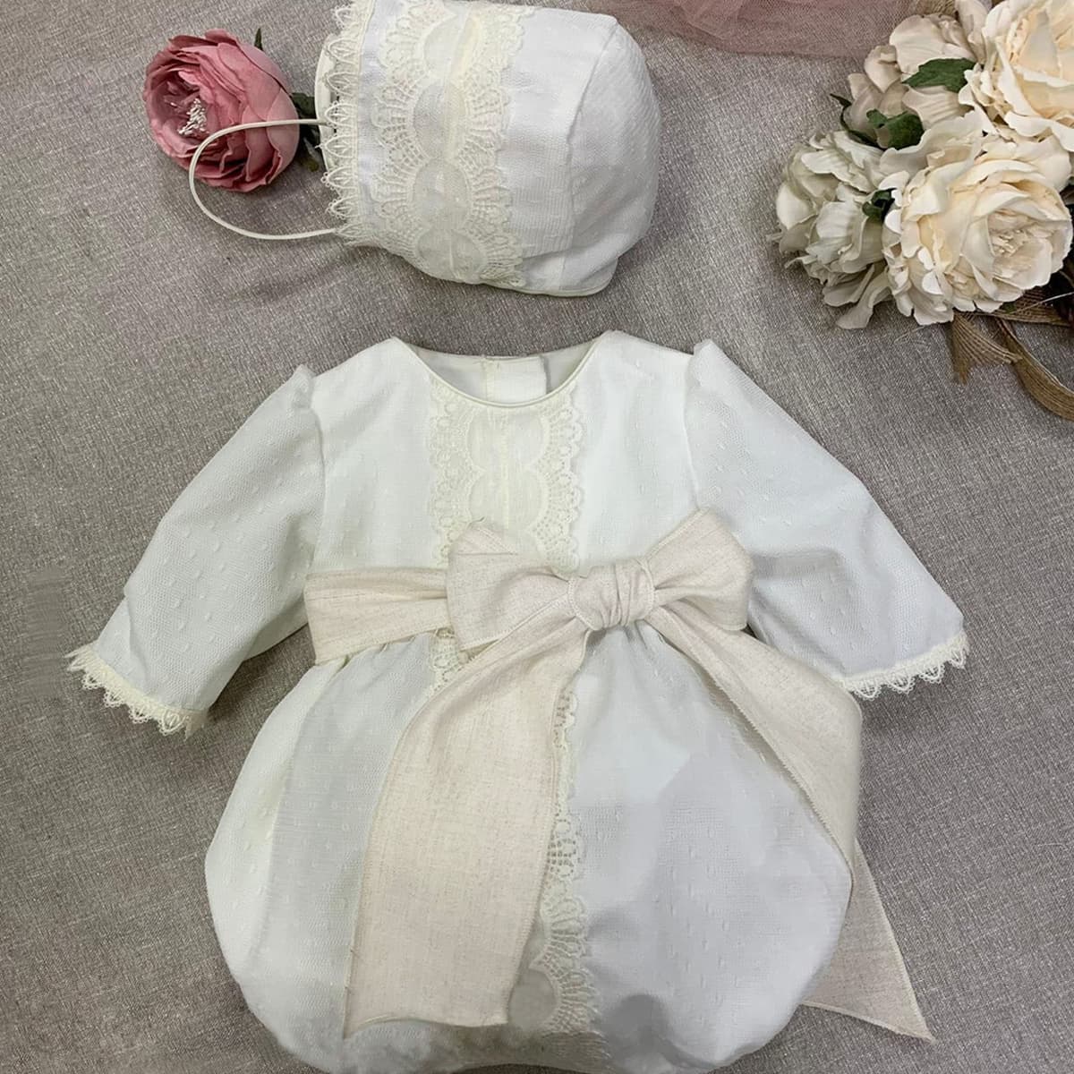 Rana de Bautizo con Puntilla y Fajín Crudo – Lilus 23531