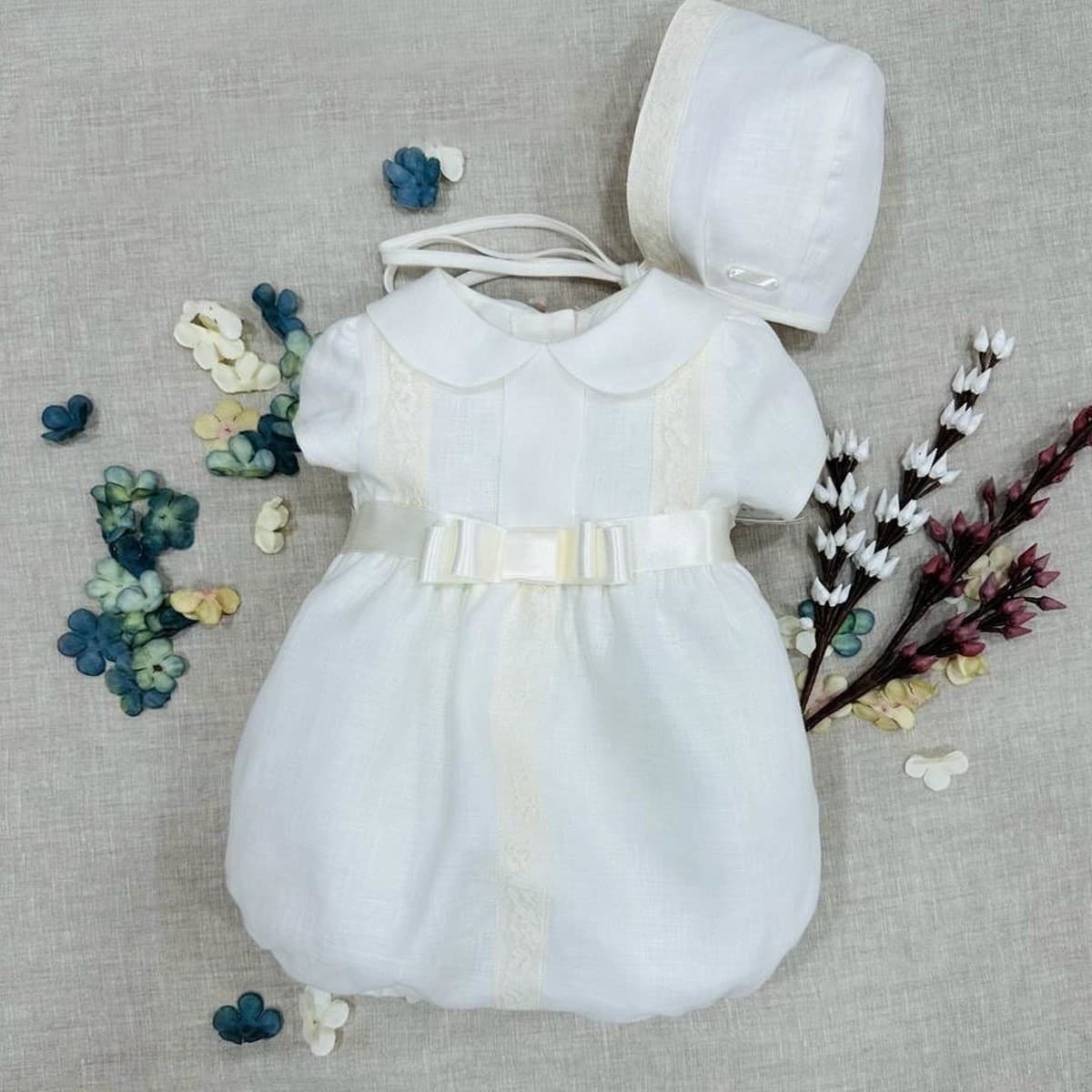 Pelele de Bautizo en Lino con Puntilla – Tono Crudo Lilus 23549