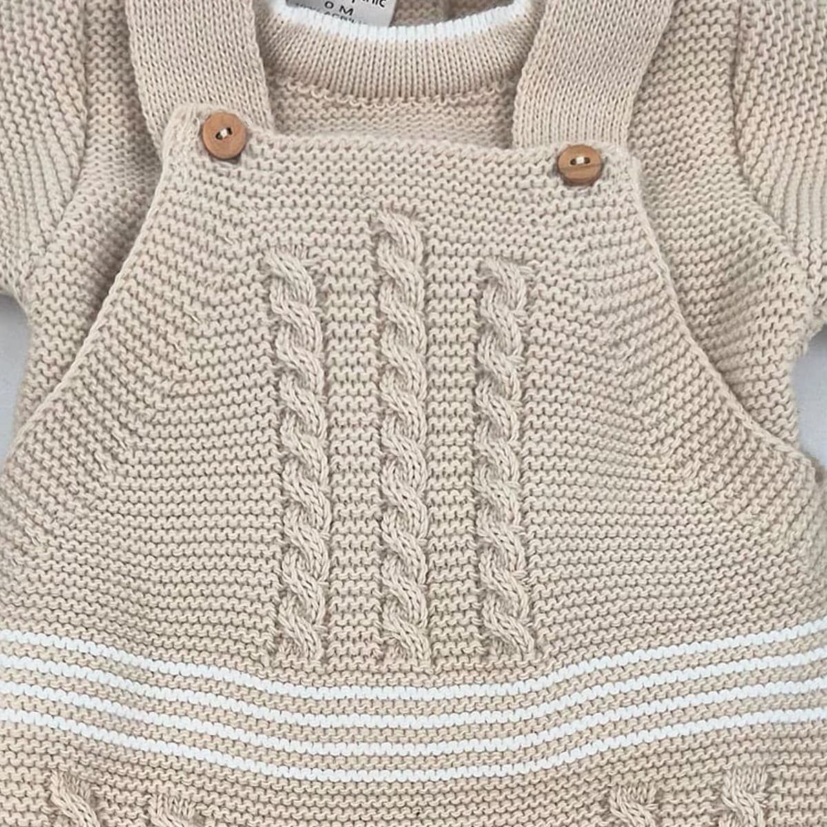 Conjunto de primera puesta para bebé con peto, jersey y capota arena Lana 100% acrílica MyBabyChic 2472