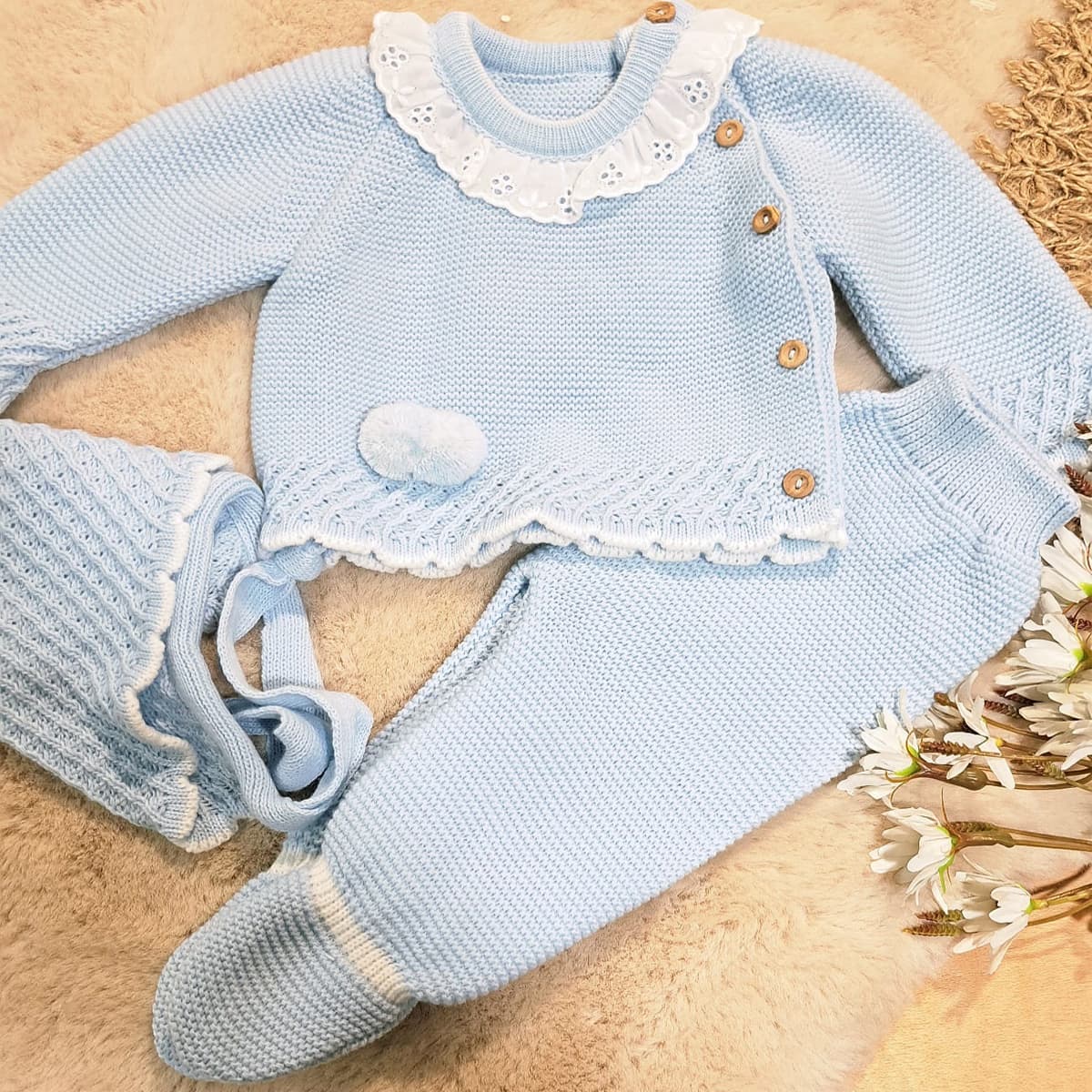 Conjunto de lã Glory Baby – Azul Claro com Pompons 27109 (0 a 6 meses)