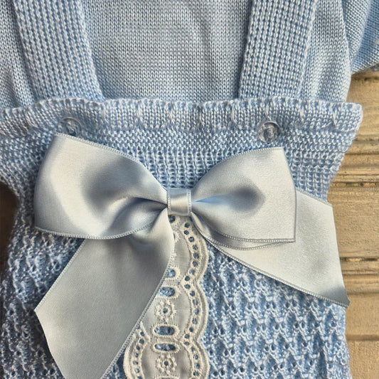 Conjunto bebé de punto perlé azul con lazo MyBabyChic 3104 – Clásico y elegante para los primeros meses (0 a 6 meses)
