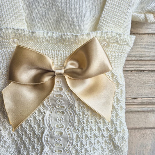 Conjunto bebé de punto perlé beige con lazo MyBabyChic 3104 – Clásico, suave y fácil de combinar (0 a 6 meses)