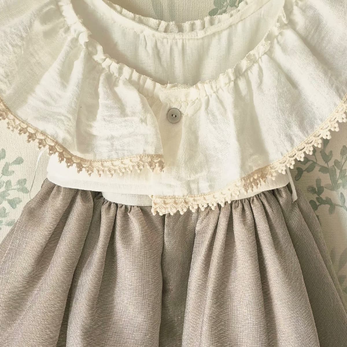 Robe de cérémonie écrue/bleue avec fleur amovible – Lilus 36162