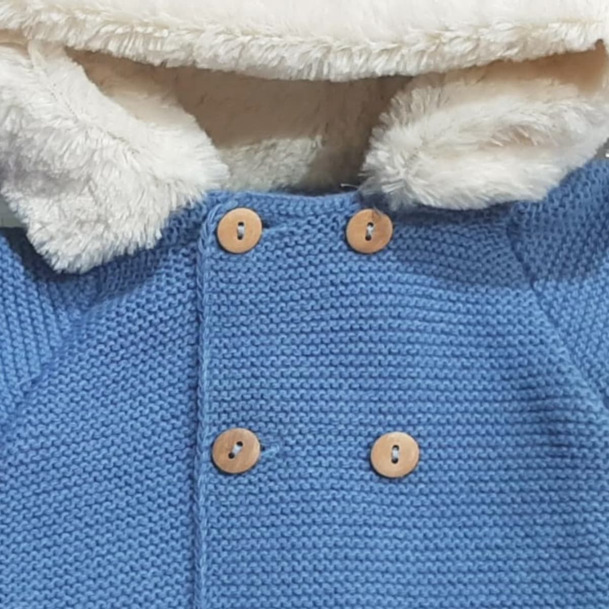 Abrigo de bebé en punto bobo azul celeste con capucha de pico forrada en pelo Referencia 550.12