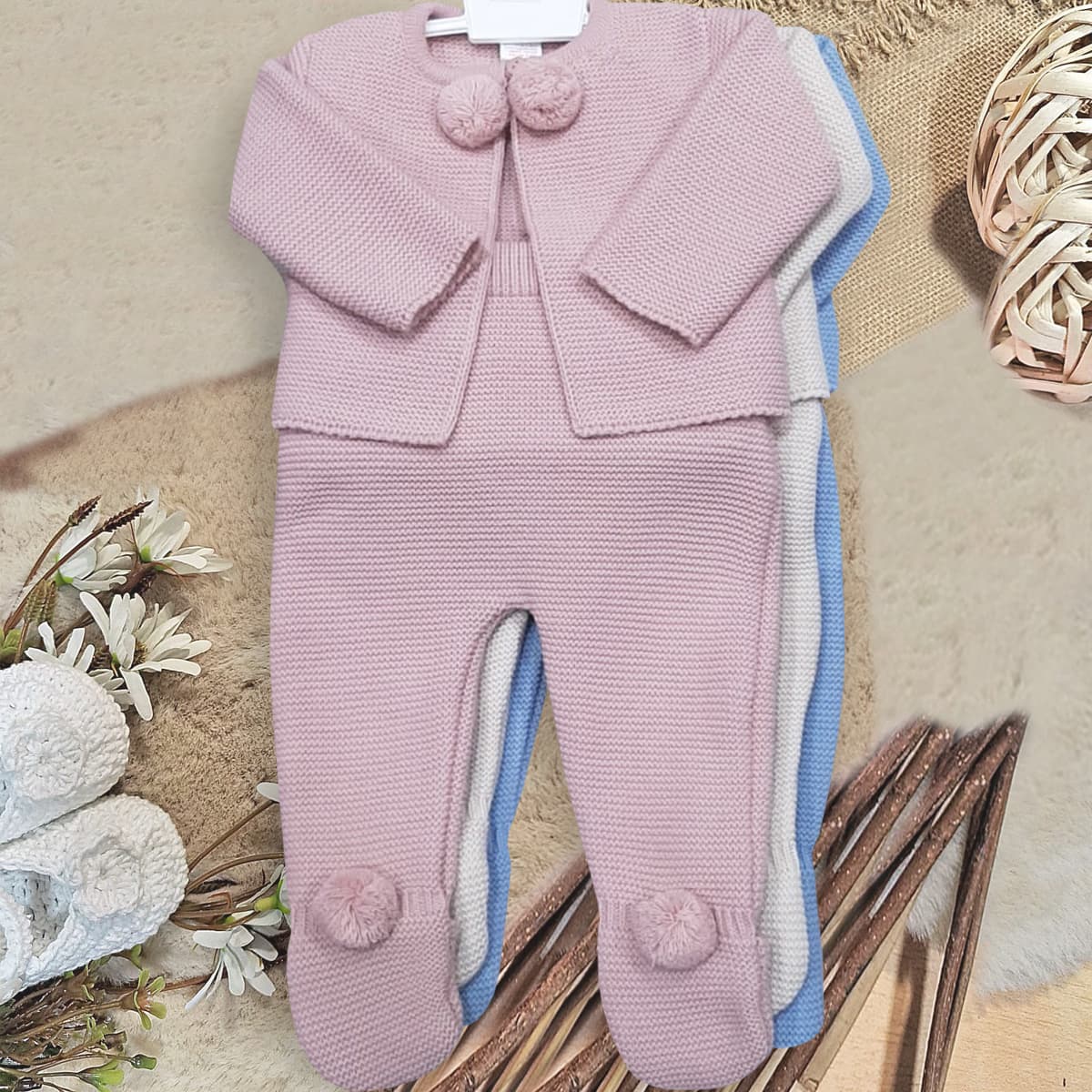 Conjunto de Lana para Bebé Pelottas – con Pompones C7050 (0 a 6 meses)