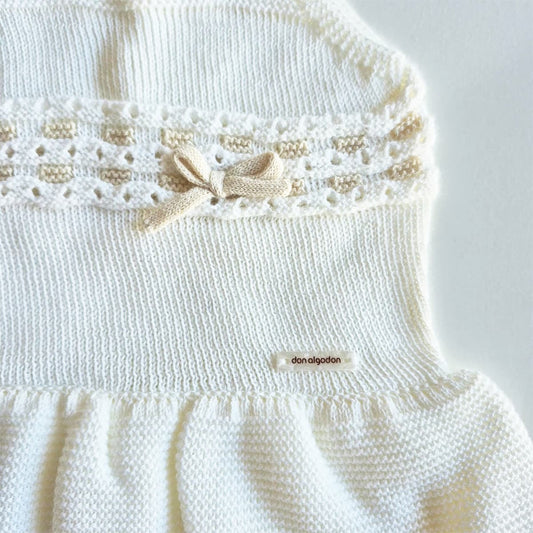 Rana bebé punto perlé crudo DON ALGODÓN DA-982 – Conjunto elegante de algodón para ocasiones especiales (0 a 12 meses)