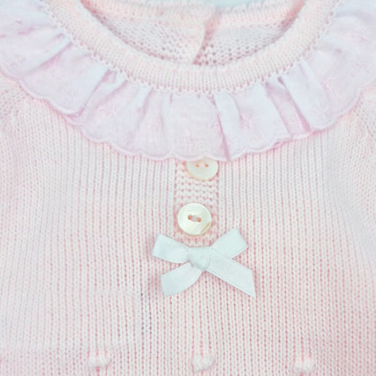 Conjunto de primera puesta de tres piezas en punto bobo rosa empolvado con cuello volante y lazo don algodón Referencia DAB-50300G-1G - Fabricado en España