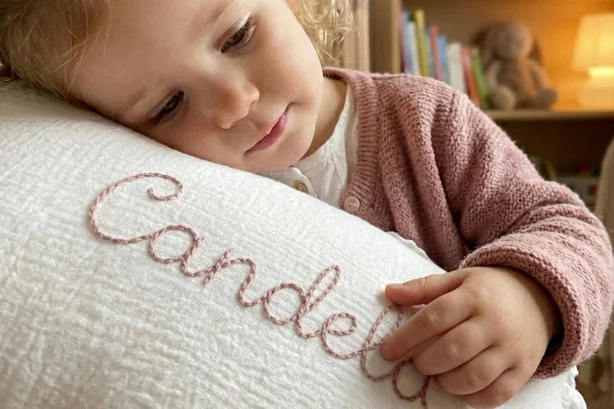 Cojín Personalizado bordado para ti - Volante | Sueños de Cigüeña