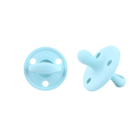 Kit Nenina & Co – Celeste | 2 Chupeteros Algodón Orgánico + 1 Chupete Clásico de Silicona