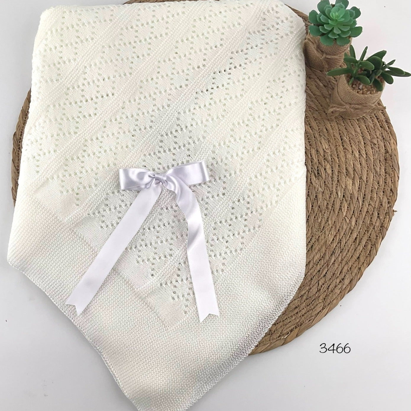 Toquilla bebé de hilo perlé blanco 621003366 – Elegancia y suavidad en blanco