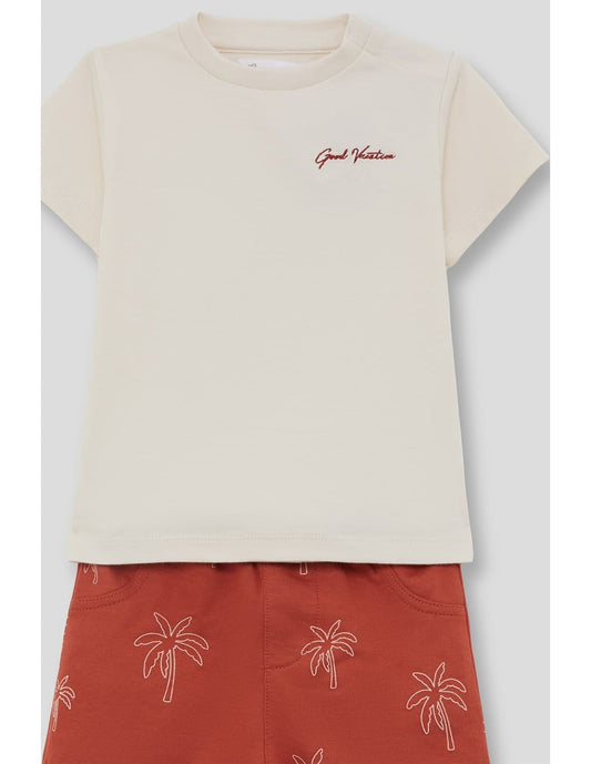 Conjunto infantil de niño con camiseta beige y bermuda coral estampada 622064014