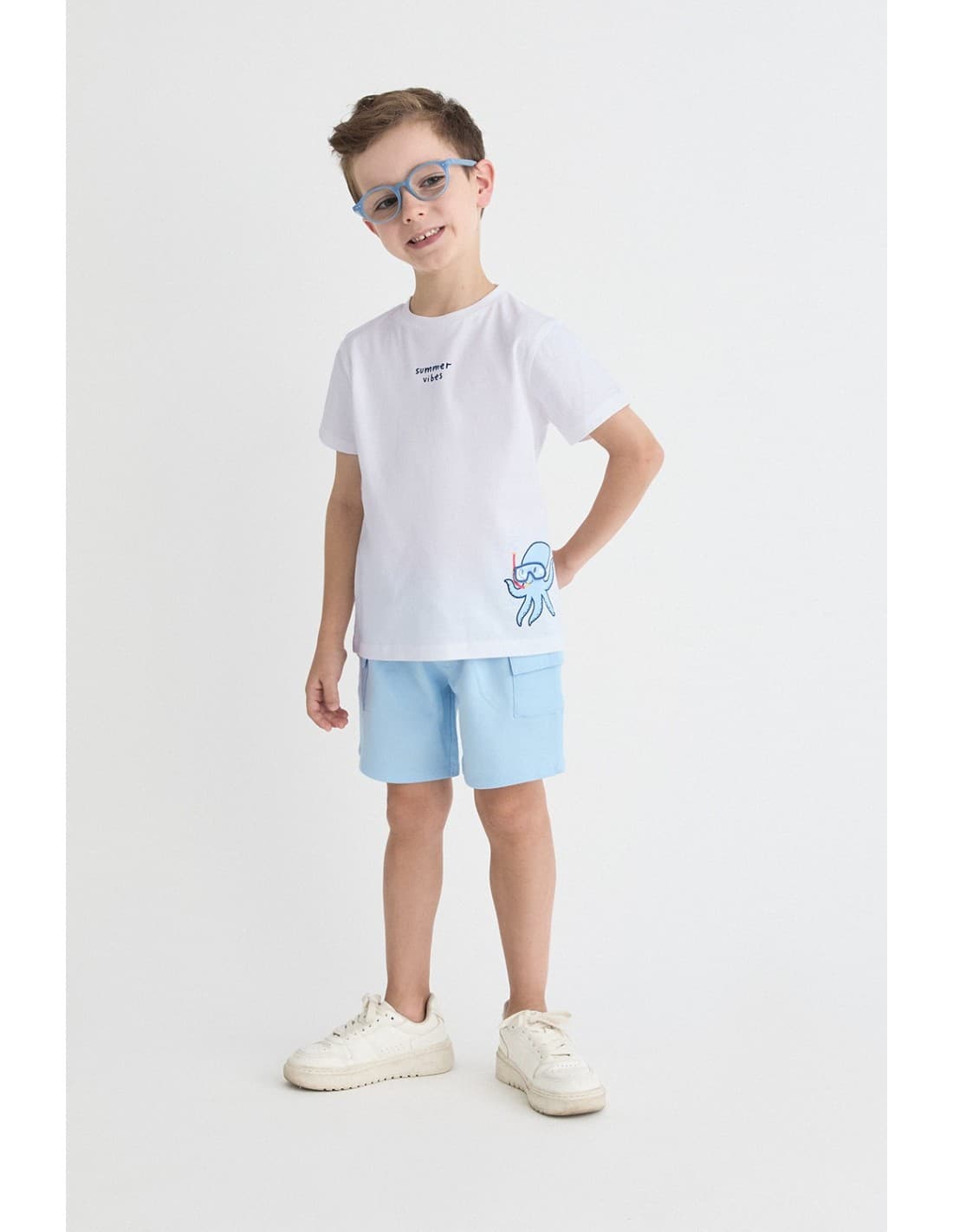 Conjunto infantil de niño STREET MONKEY con camiseta blanca y bermuda azul claro 622064023