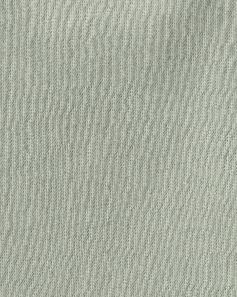 Conjunto dos piezas de lino con peto corto a rayas y camiseta verde