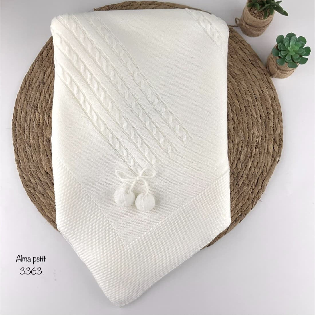Toquilla de bebé en lana con pompones (mod. 3363) Alma Petit Blanco