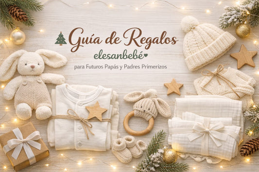 Guía de regalos para bebés con ropa, juguetes suaves y accesorios en tonos neutros, decoración navideña.