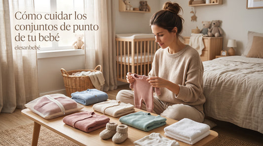 Madre doblando conjuntos de punto para bebé en tonos pastel en un dormitorio infantil natural y luminoso, con texto que lee "Cómo cuidar los conjuntos de punto de tu bebé elesanbebé"