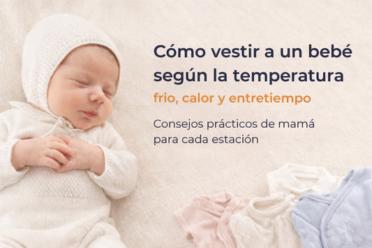 Bebé recién nacido durmiendo con ropa de punto suave junto a prendas de bebé, ilustrando cómo vestir a un bebé según la temperatura.