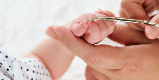 ¿Por qué le crecen tan rápido las uñas a los bebés? (Y cómo cortárselas sin miedo)