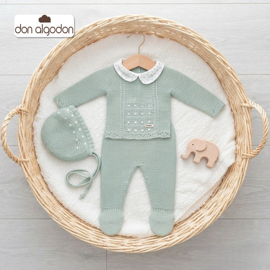 Conjunto de primera puesta de tres piezas en punto bobo verde agua con cuello bebé bordado don algodón Referencia DAB-150300G - Fabricado en España