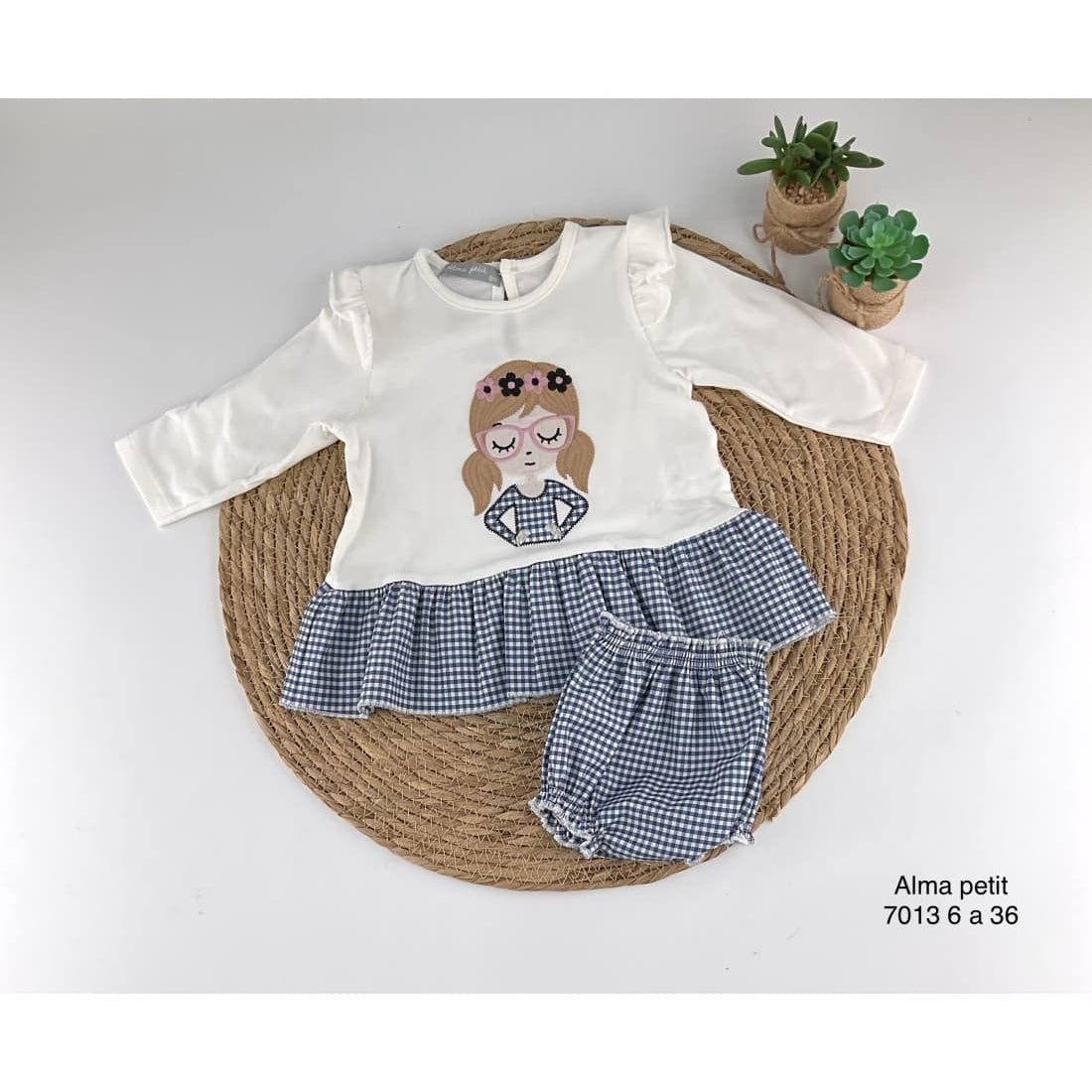 Alma Petit 522107013 Conjunto Margarita para bebé menina com t-shirt bordada e cuecas xadrez azul 