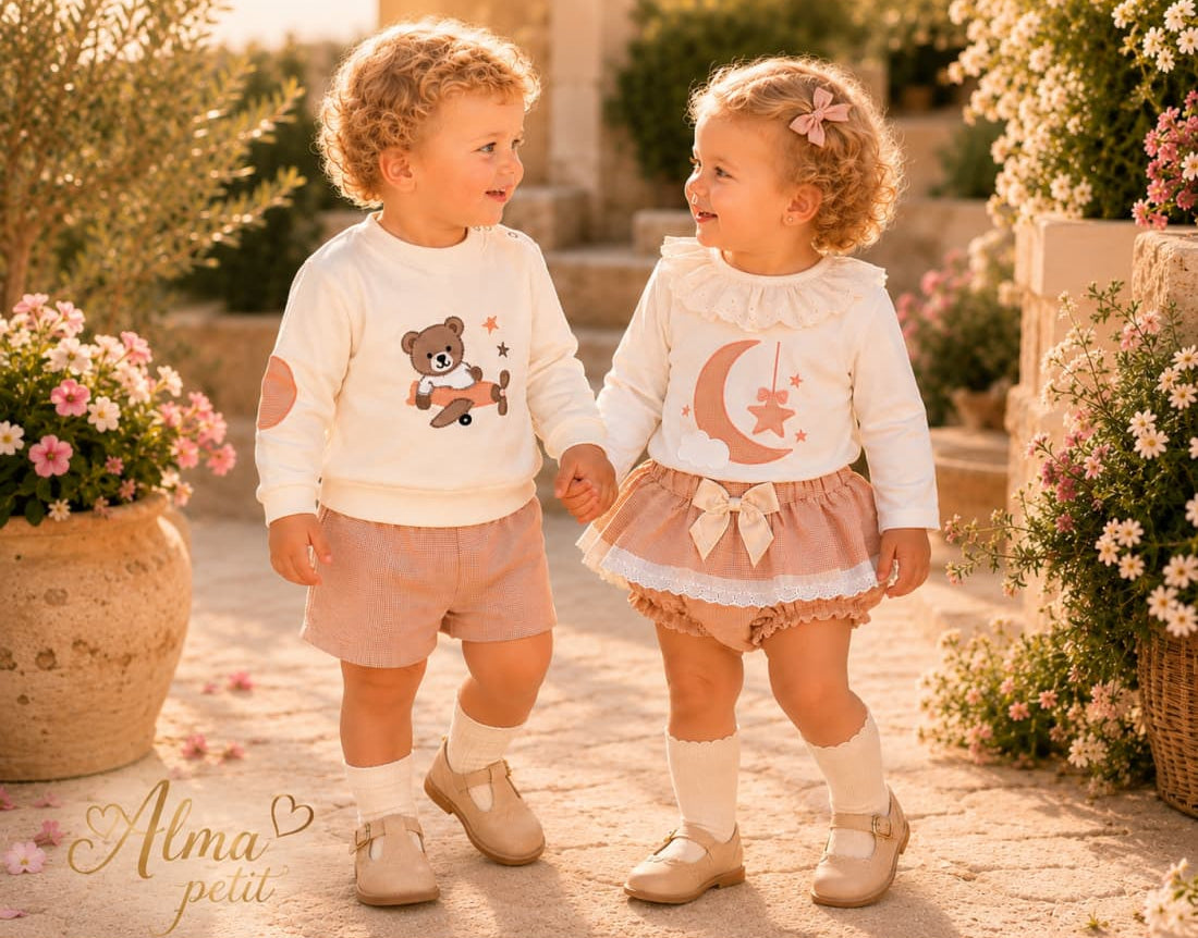 Conjunto de bebé niña de dos piezas con camiseta cuello volante bordado inglés y braguita cubrepañal vichy Alma Petit 622108002