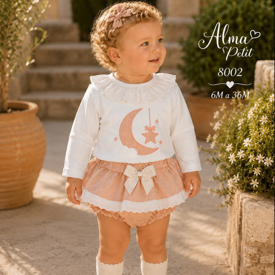 Conjunto de bebé niña de dos piezas con camiseta cuello volante bordado inglés y braguita cubrepañal vichy Alma Petit 622108002