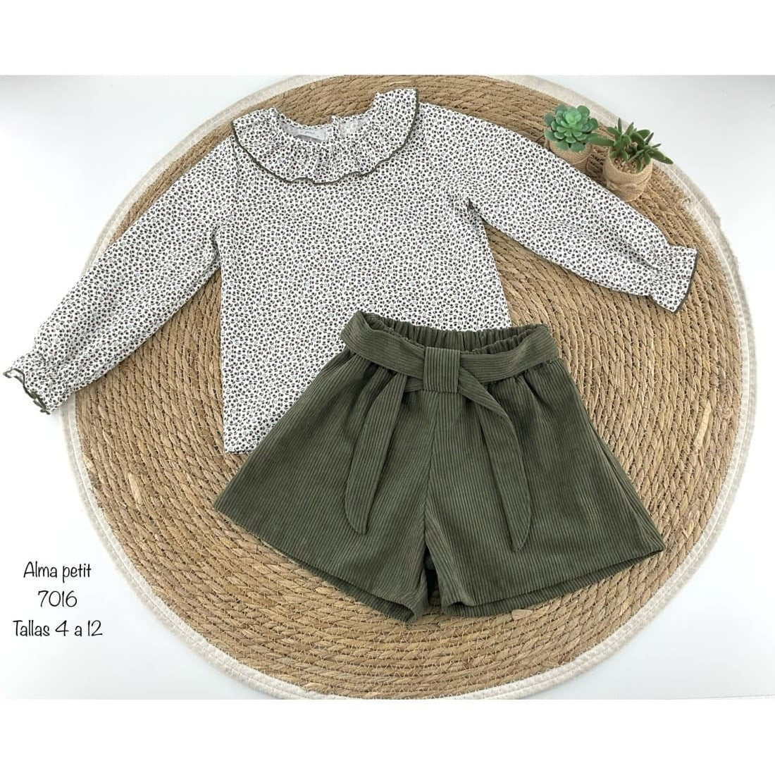 Conjunto niña Alma Petit 522107016 Flores Camisa estampada y short de pana verde