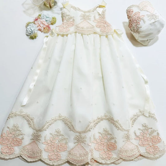 Faldón de Bautizo para Bebé con Capota – Tono Crudo/Rosa Bordado Lilus (6 meses) 23193