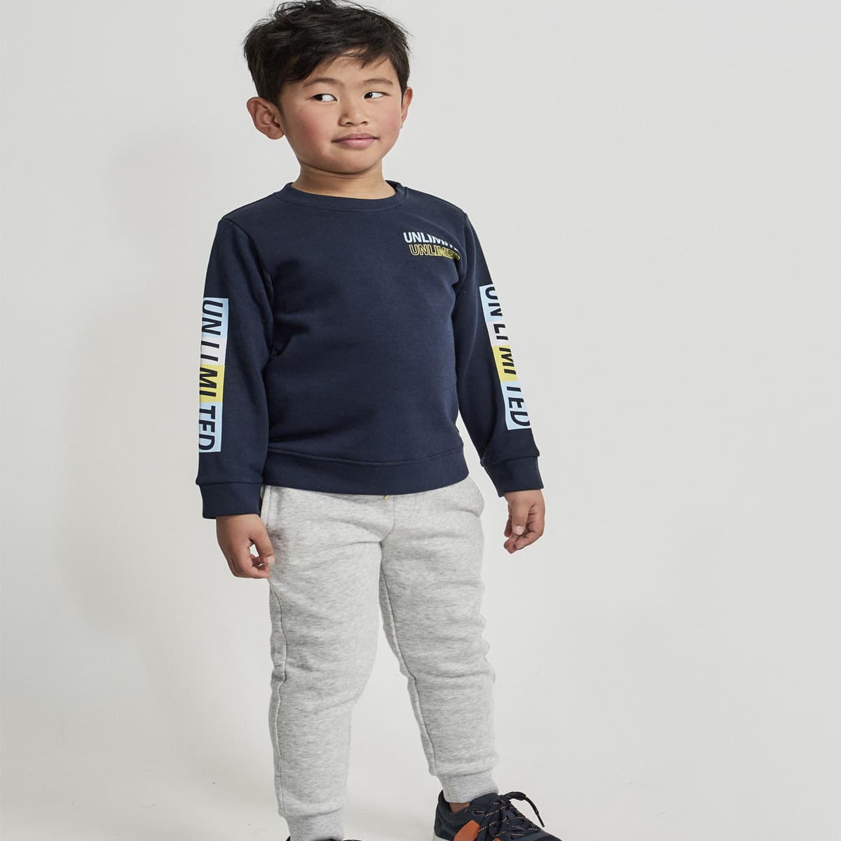 Fato de treino infantil Yatsi 2 peças Ref. 25204013 Sweatshirt “Unlimited” e calças a condizer