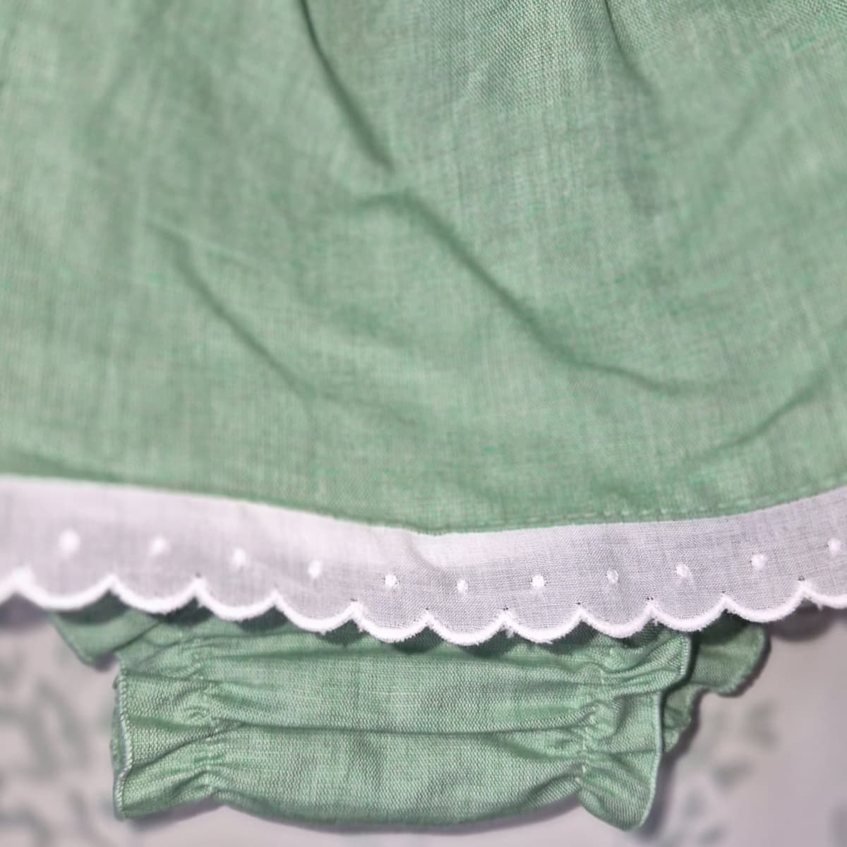 Jesusito bebé verde con bordados florales y lazo Baby Ferr 26110