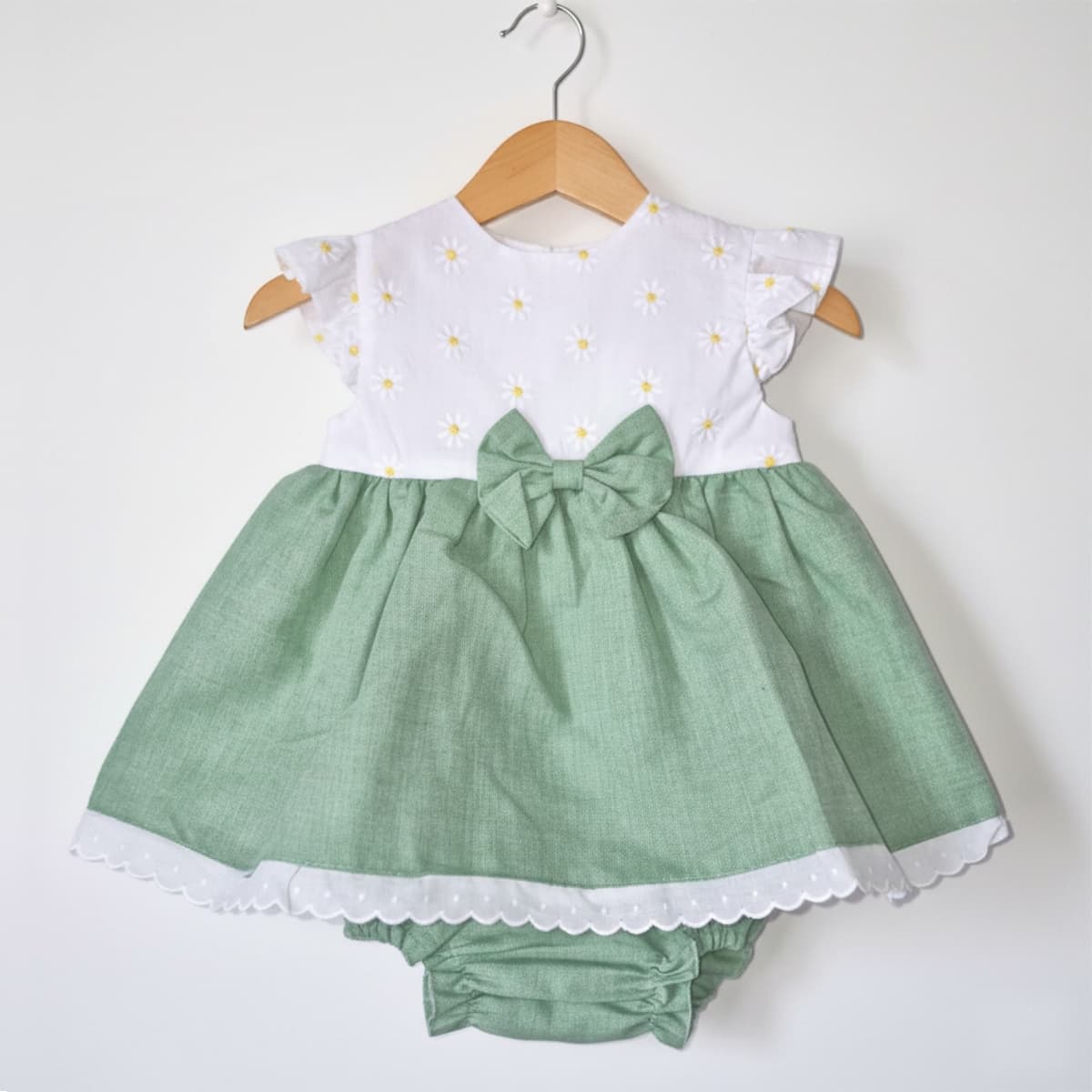 Jesusito bebé verde con bordados florales y lazo Baby Ferr 26110