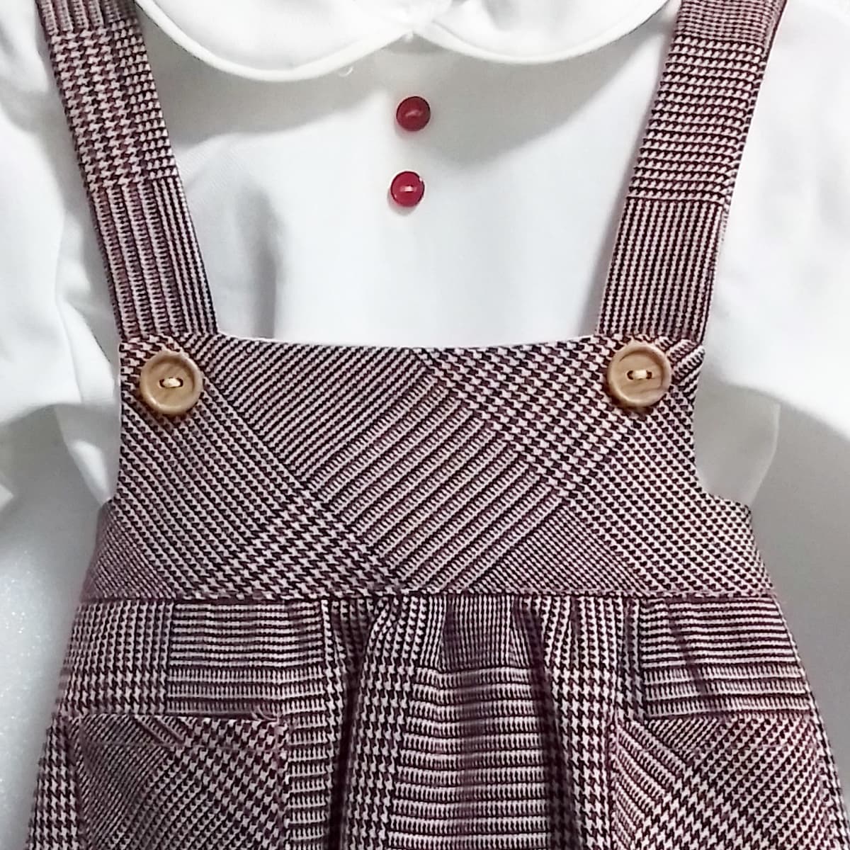Conjunto de bebé de dos piezas con blusa blanca y peto rana en cuadro Gales Baby Ferr Colección Gales Referencia 26287 - Fabricado en España
