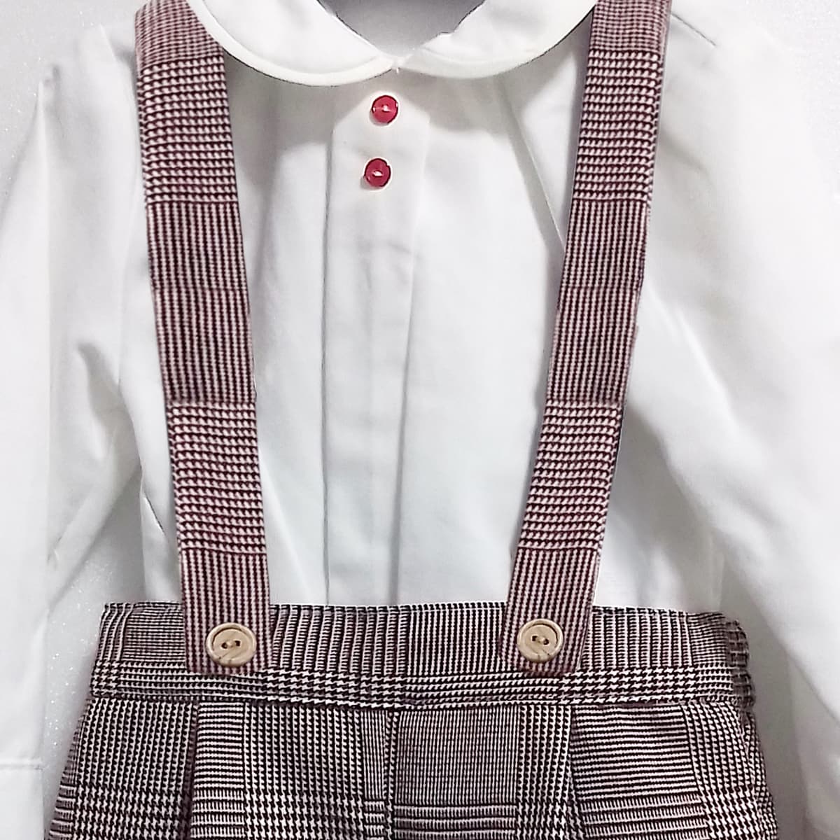 Conjunto de vestir para bebé niño con blusa blanca y pantalón con tirantes tipo pinocho en cuadro Gales Baby Ferr Colección Gales Referencia 26355 - Fabricado en España