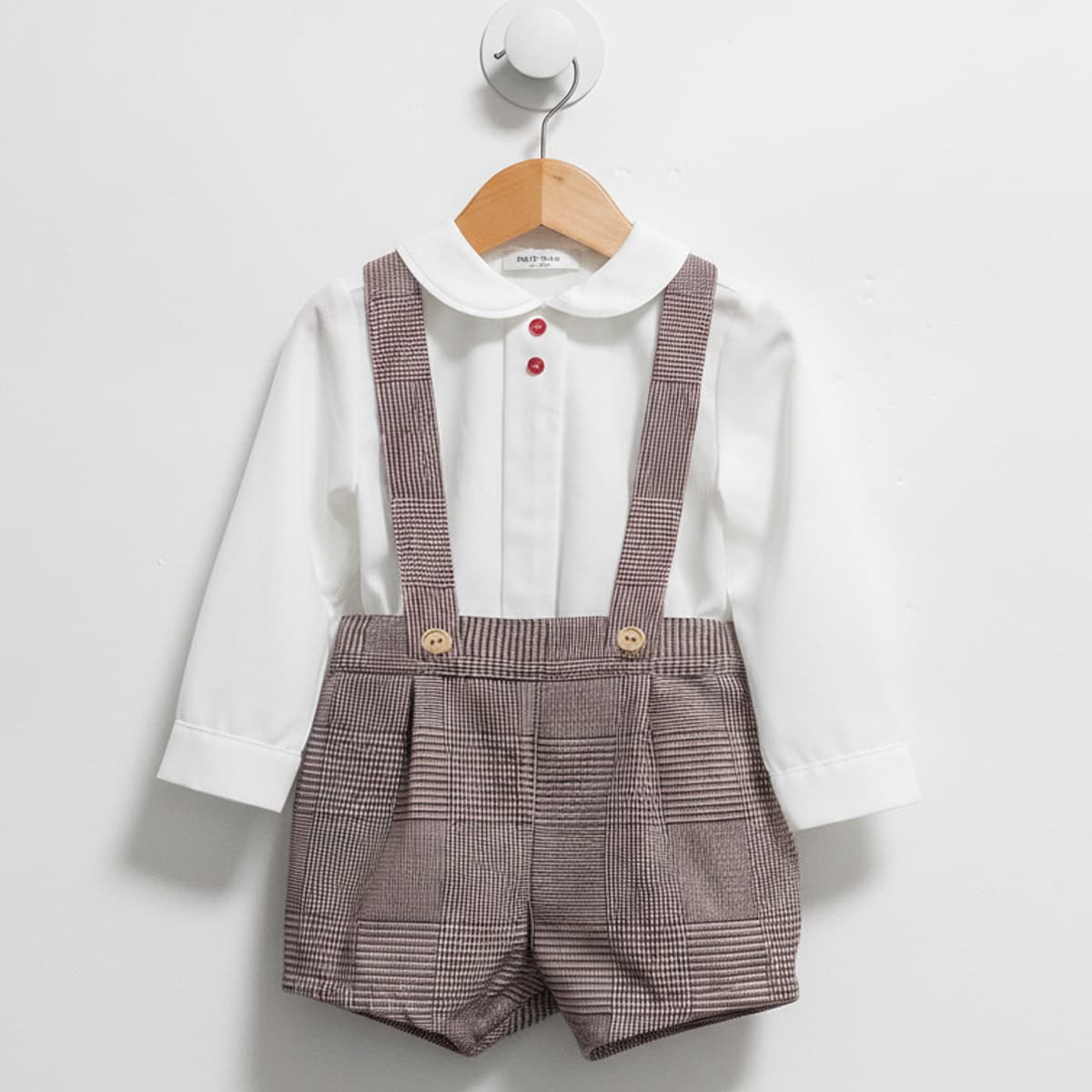 Conjunto de vestir para bebé niño con blusa blanca y pantalón con tirantes tipo pinocho en cuadro Gales Baby Ferr Colección Gales Referencia 26355 - Fabricado en España