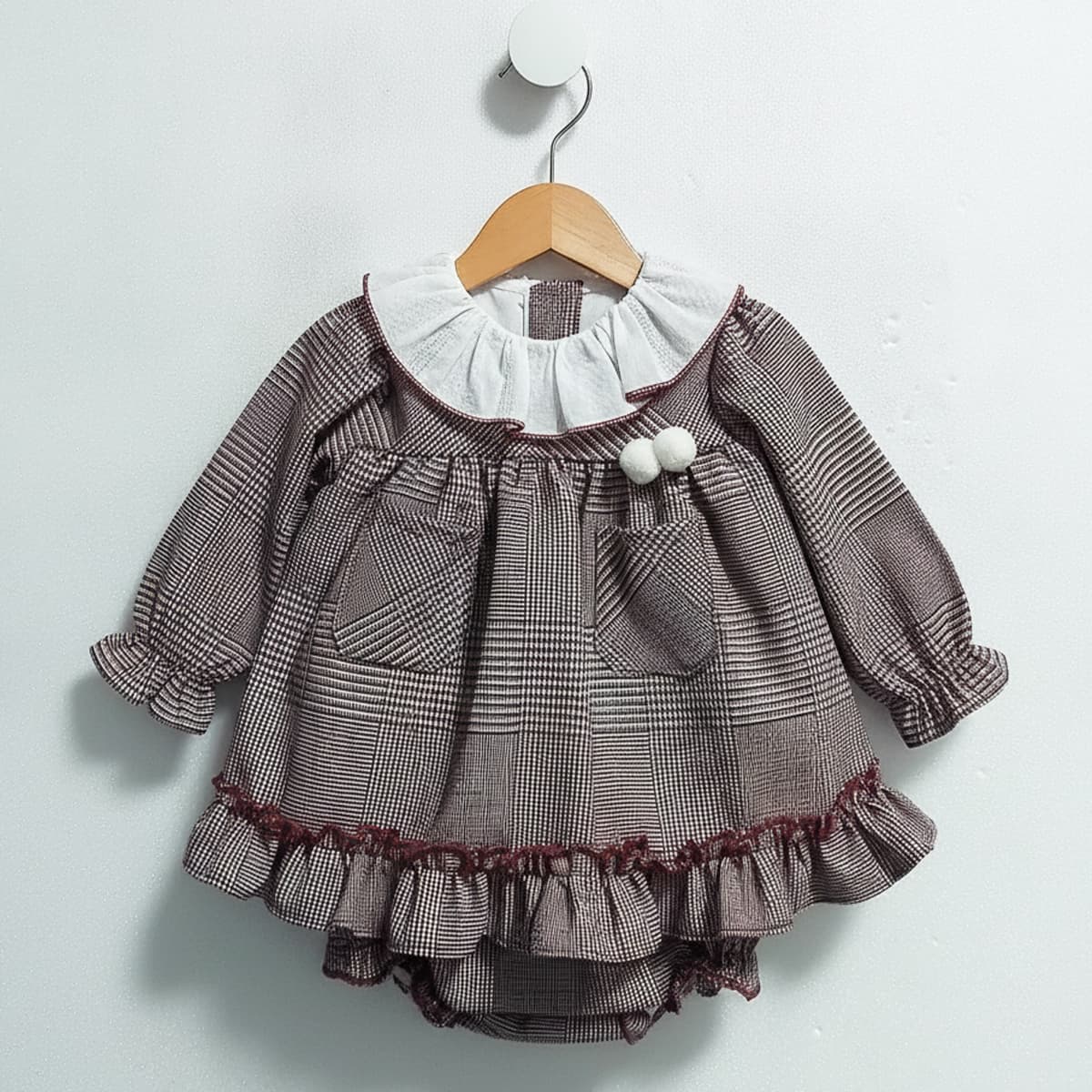 Conjunto jesusito de bebé niña con braguita cubrepañal en cuadro Gales Baby Ferr Colección Gales Referencia 26432 - Fabricado en España