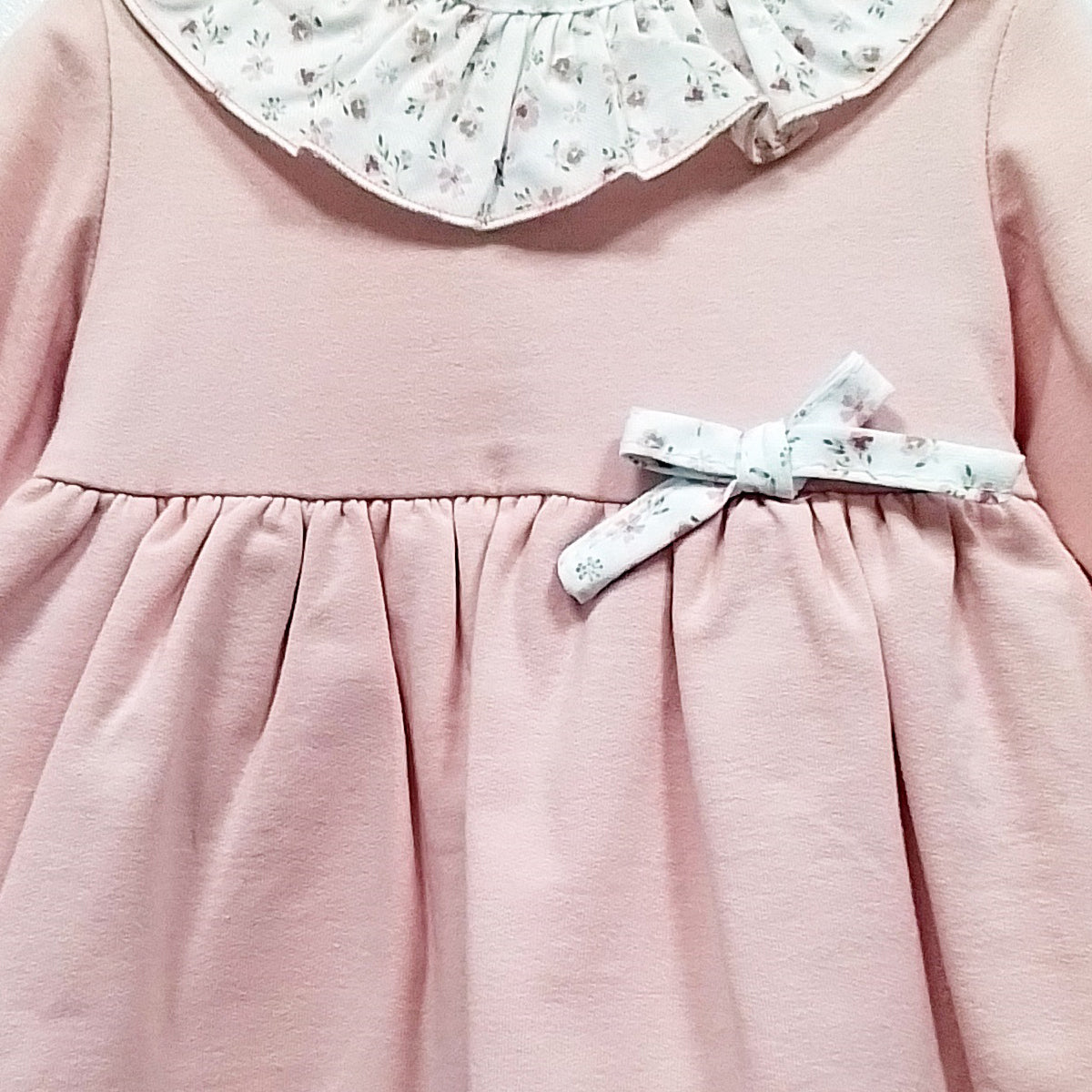 Vestido de bebé niña rosa con cuello volante y lazo colección Coquette Baby Ferr Modelo 26603 - Fabricado en España