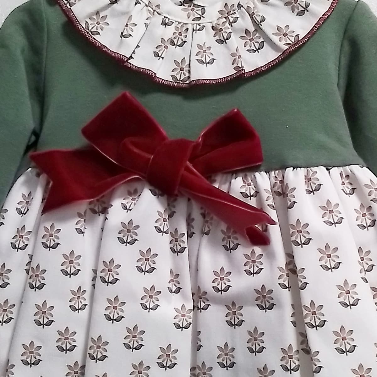 Vestido de bebé niña combinado verde con falda estampada y lazo de terciopelo burdeos colección Liberty/Vichy Baby Ferr Modelo 26609 - Fabricado en España