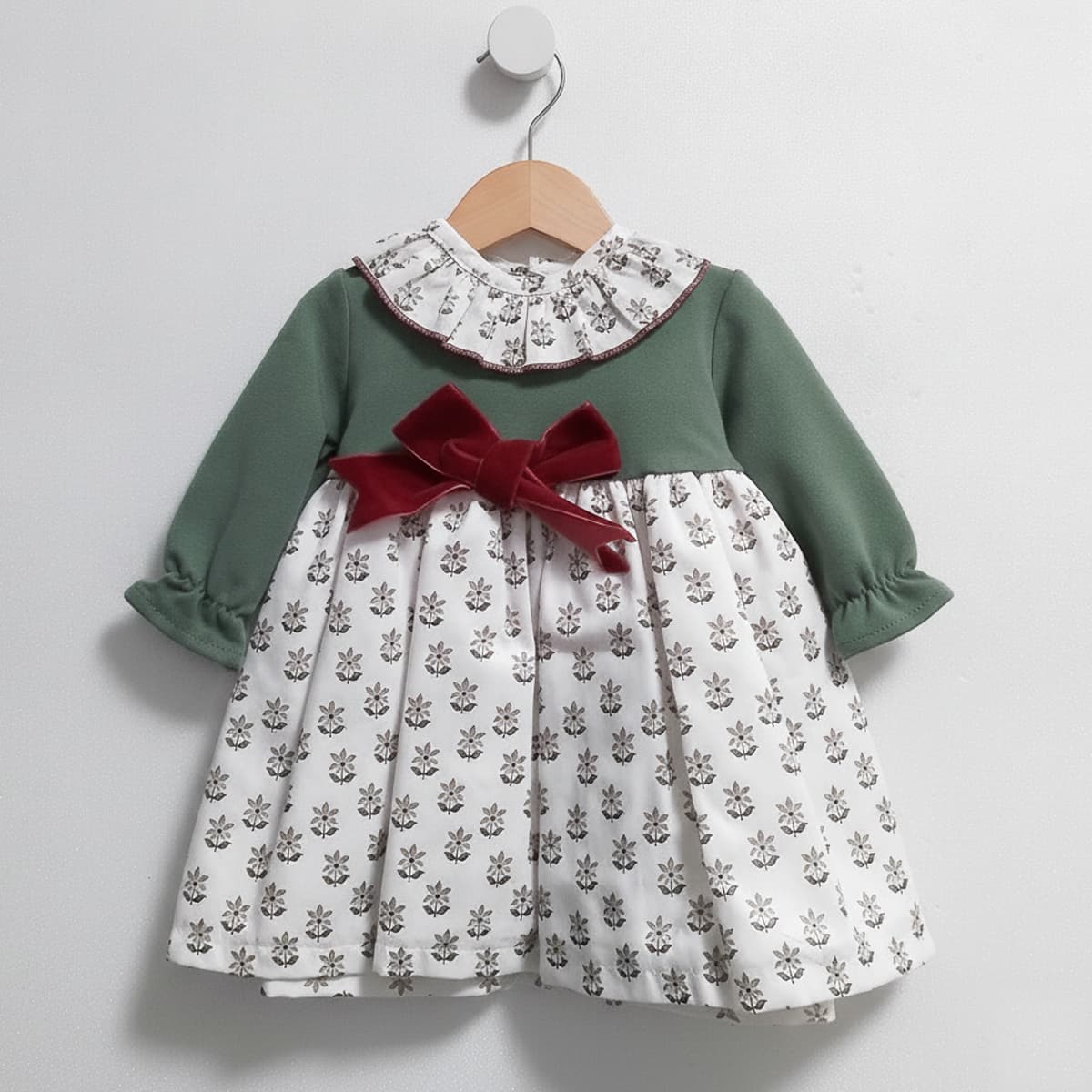 Vestido de bebé niña combinado verde con falda estampada y lazo de terciopelo burdeos colección Liberty/Vichy Baby Ferr Modelo 26609 - Fabricado en España