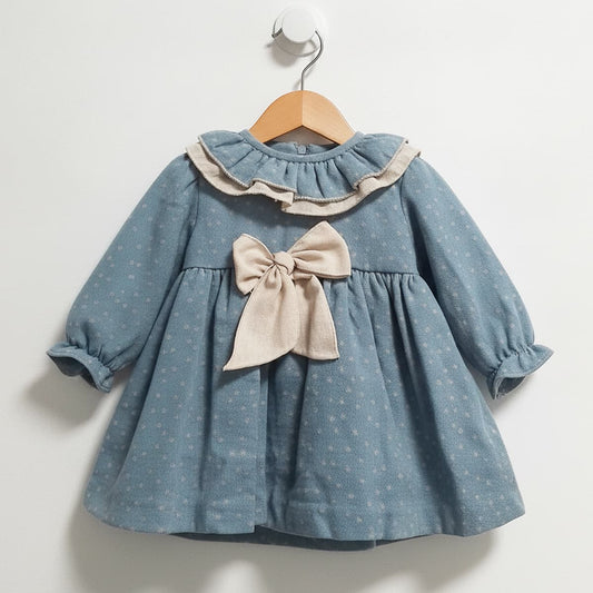 Vestido de bebé niña azul con topitos, cuello volante y lazo beige Modelo 26610 - Fabricado en España