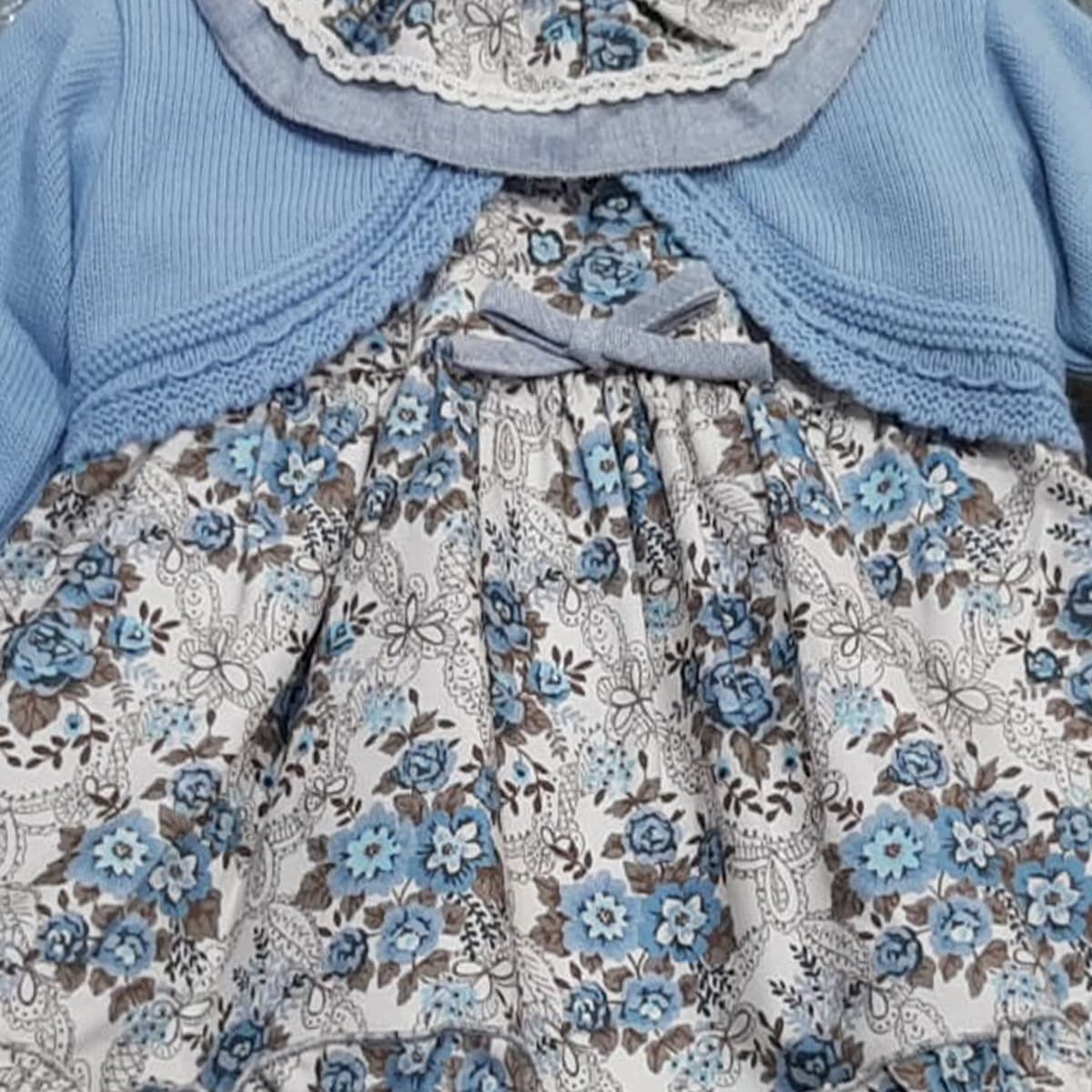 Conjunto de bebé niña de dos piezas con vestido floreado y chaqueta de punto celeste Modelo 26642 - Fabricado en España