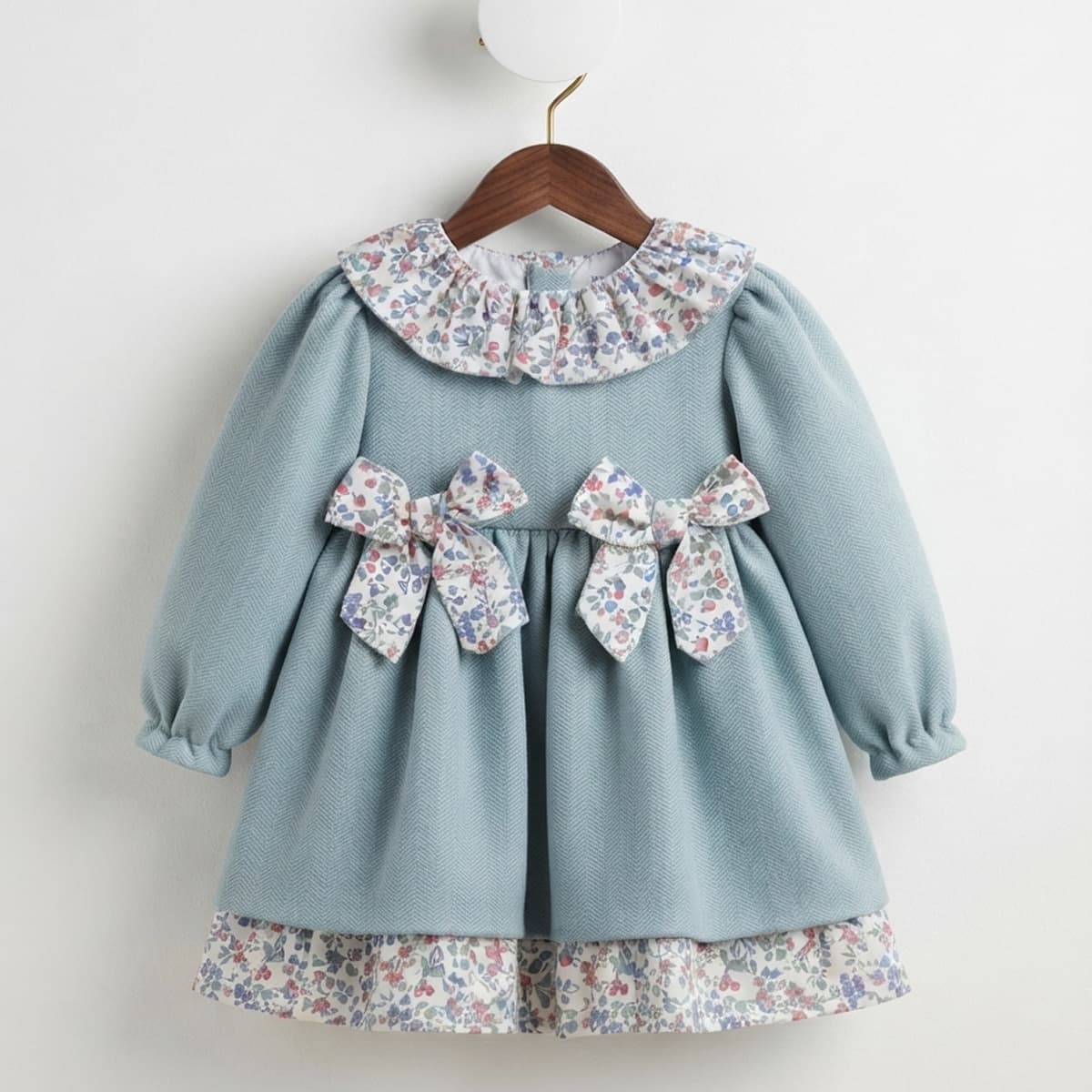Vestido infantil azul con estampado floral para niña Creaciones Baby Ferr 26665 Fabricado en España