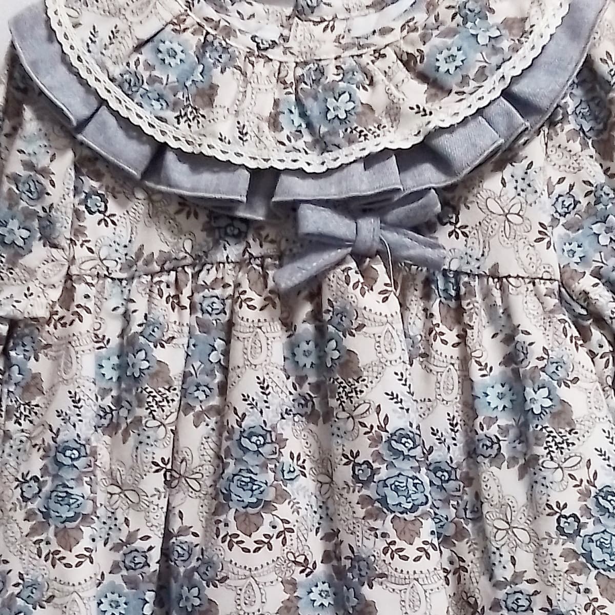 Vestido de niña con estampado floral, cuello de batista y lazo colección Victoriano Modelo 26668 - Fabricado en España