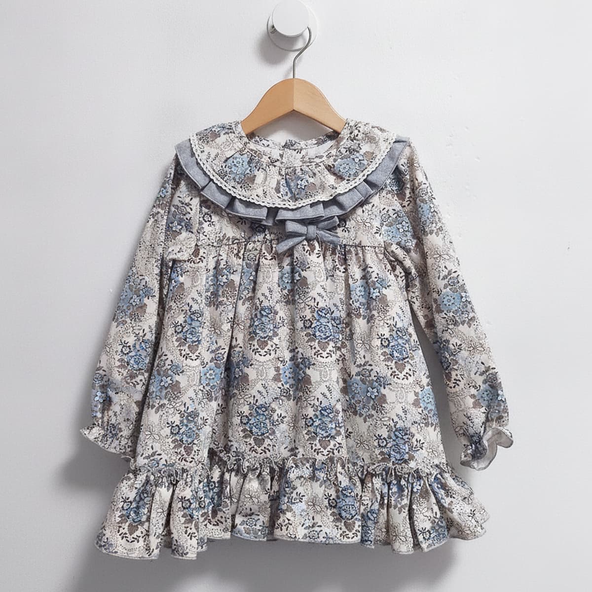Vestido de niña con estampado floral, cuello de batista y lazo colección Victoriano Modelo 26668 - Fabricado en España
