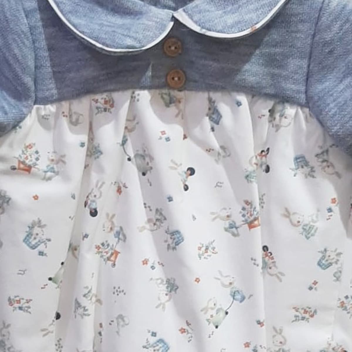 Rana de bebé azul con estampado de conejitos Creaciones Baby Ferr 26915 Fabricada en España