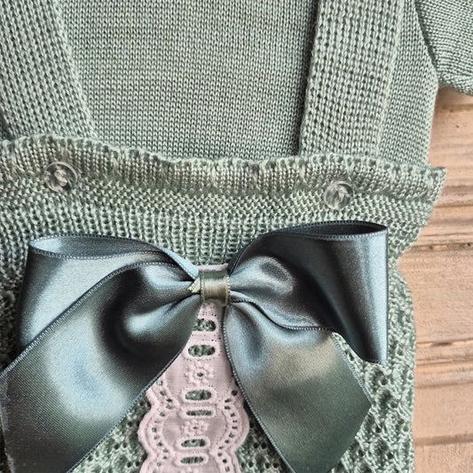 Conjunto bebé de punto perlé verde con lazo MyBabyChic 3104 – Estilo delicado y acabado artesanal (0 a 6 meses)