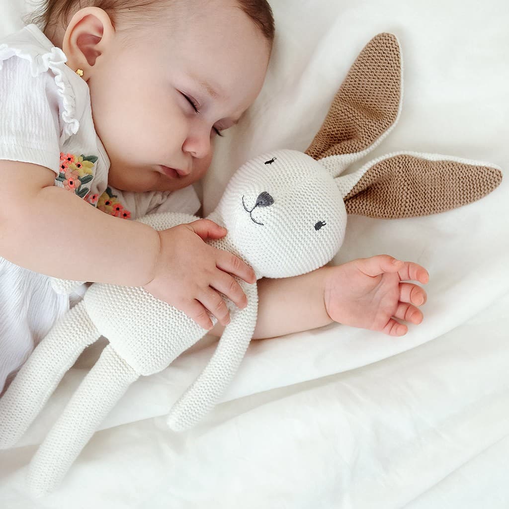 Peluche conejo de punto 100% algodón 3105 KIOKIDS – Un compañero cálido, natural y lleno de encanto